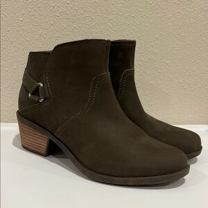 Teva Olive Ankle Boots with Chunky Heel and Suede Finish